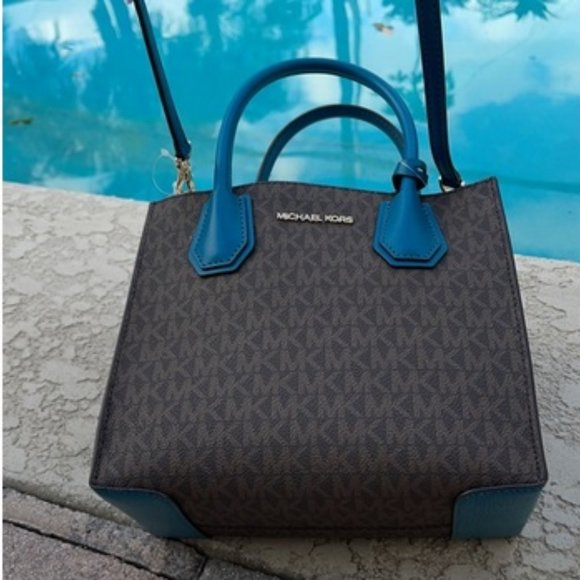 Michael Kors Mercer Medium Messenger Bag - Picture 2 of 16